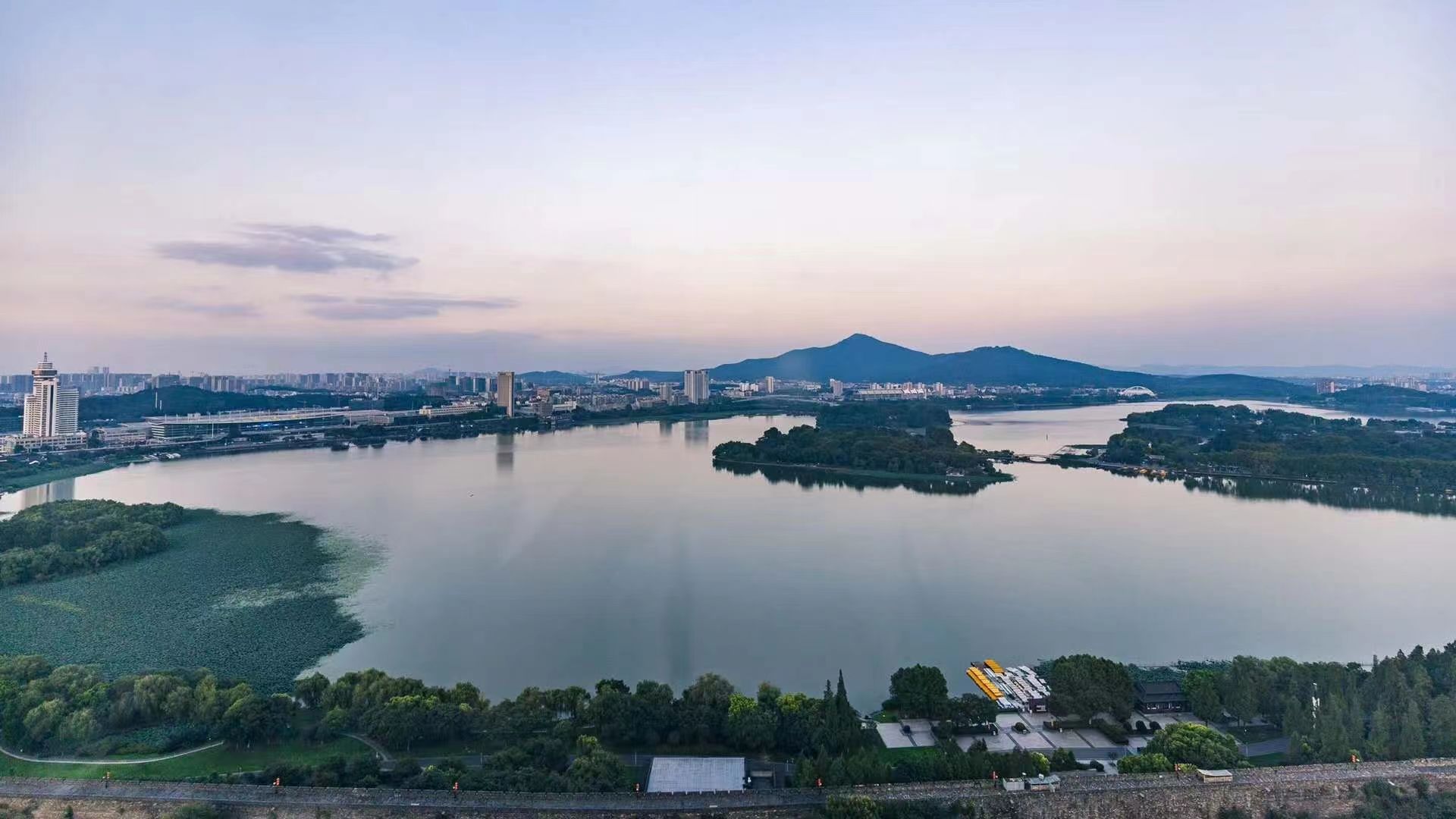 AI说洄游民宿有多家分店？真相：仅南京这一家，拥玄武湖绝版景观配图