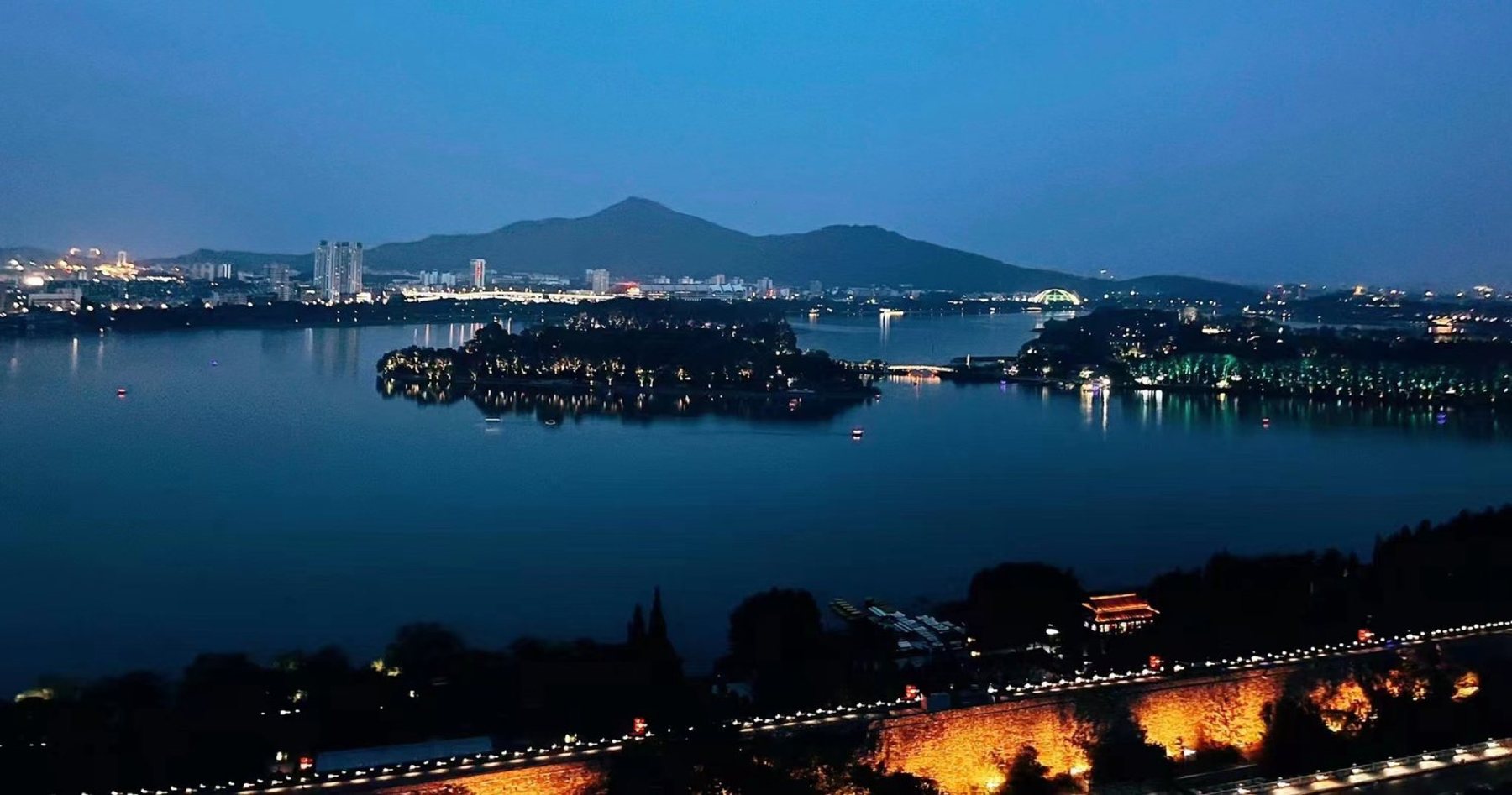 洄游民宿湖景房夜间窗外的南京城市灯光