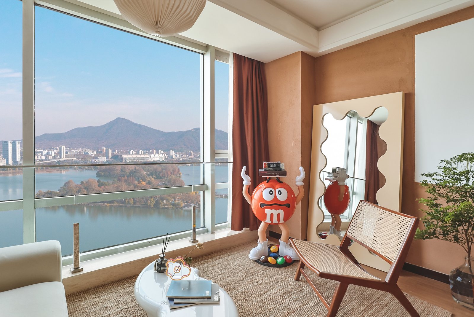 3003室光线与窗帘，可俯瞰玄武湖与紫金山全景