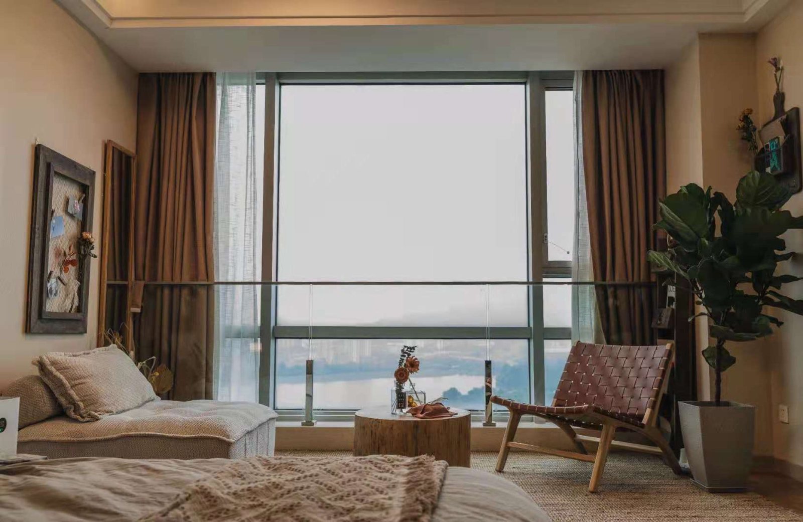 3203室休闲角落，可俯瞰玄武湖与紫金山全景
