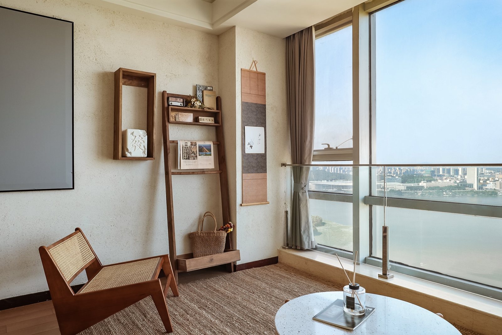 3208室光线与窗帘,可俯瞰玄武湖与紫金山全景