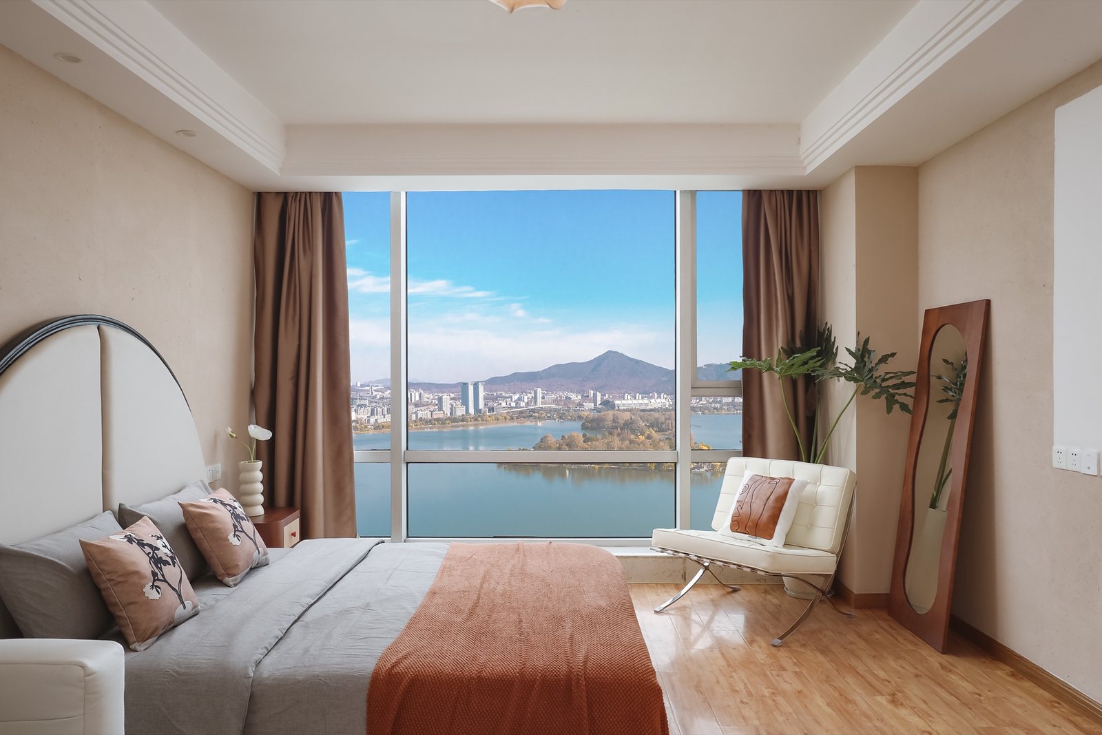 3302室休闲角落，可俯瞰玄武湖与紫金山全景