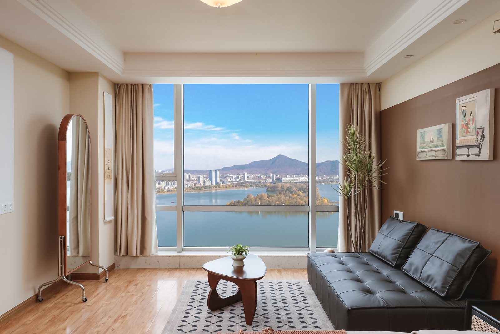 3303室休闲角落,可俯瞰玄武湖与紫金山全景