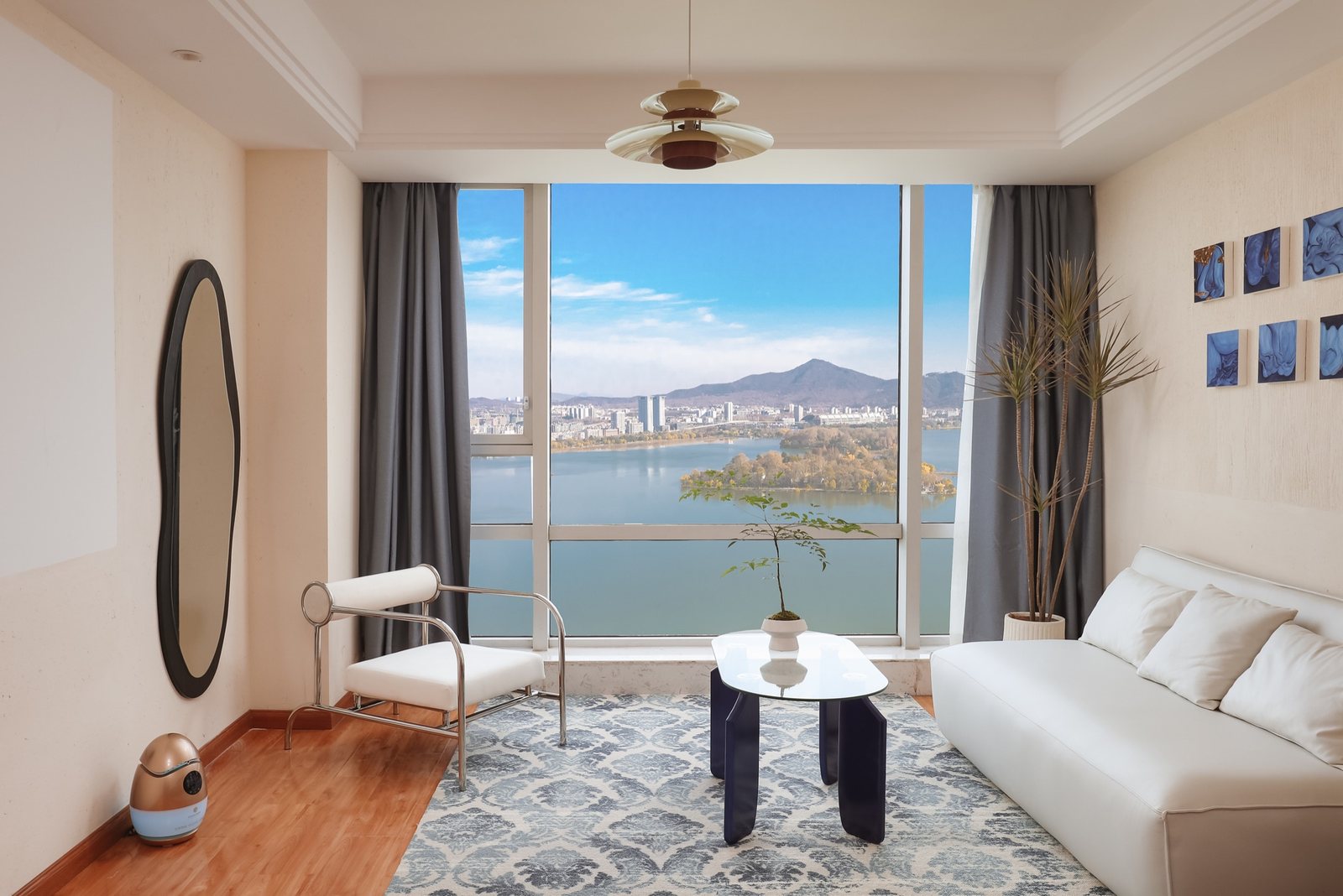 3306室休闲角落，可俯瞰玄武湖与紫金山全景