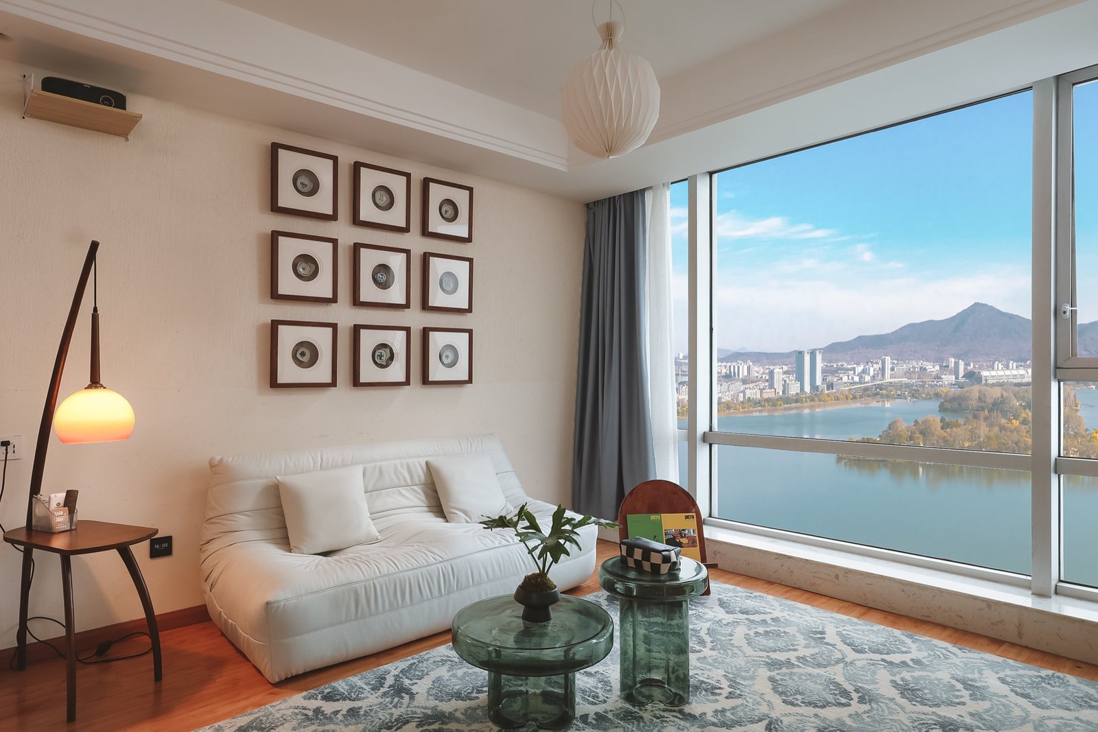 3307室床品与靠枕，可俯瞰玄武湖与紫金山全景